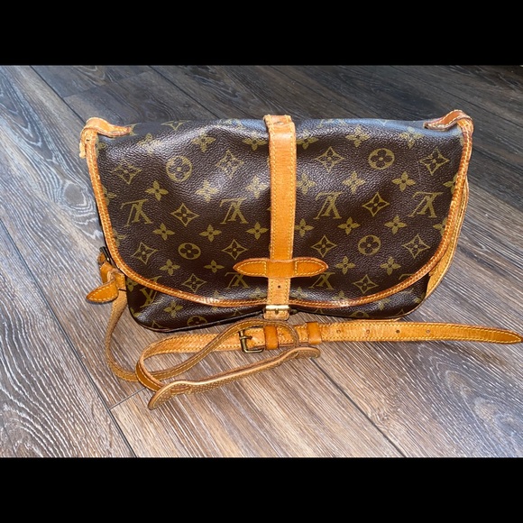 LouisVuitton SaumurCrossbody authenticated by EBTH - Picture 12 of 14